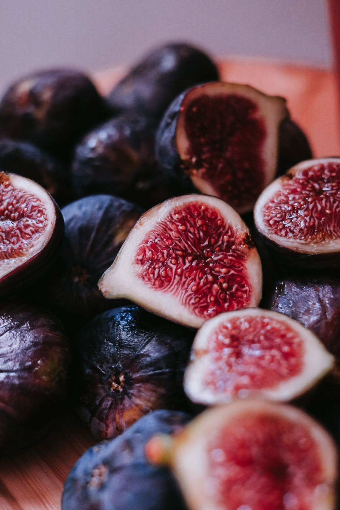 Higos frescos partidos por la mitad, fruta donde se encuentra naturalmente la alulosa