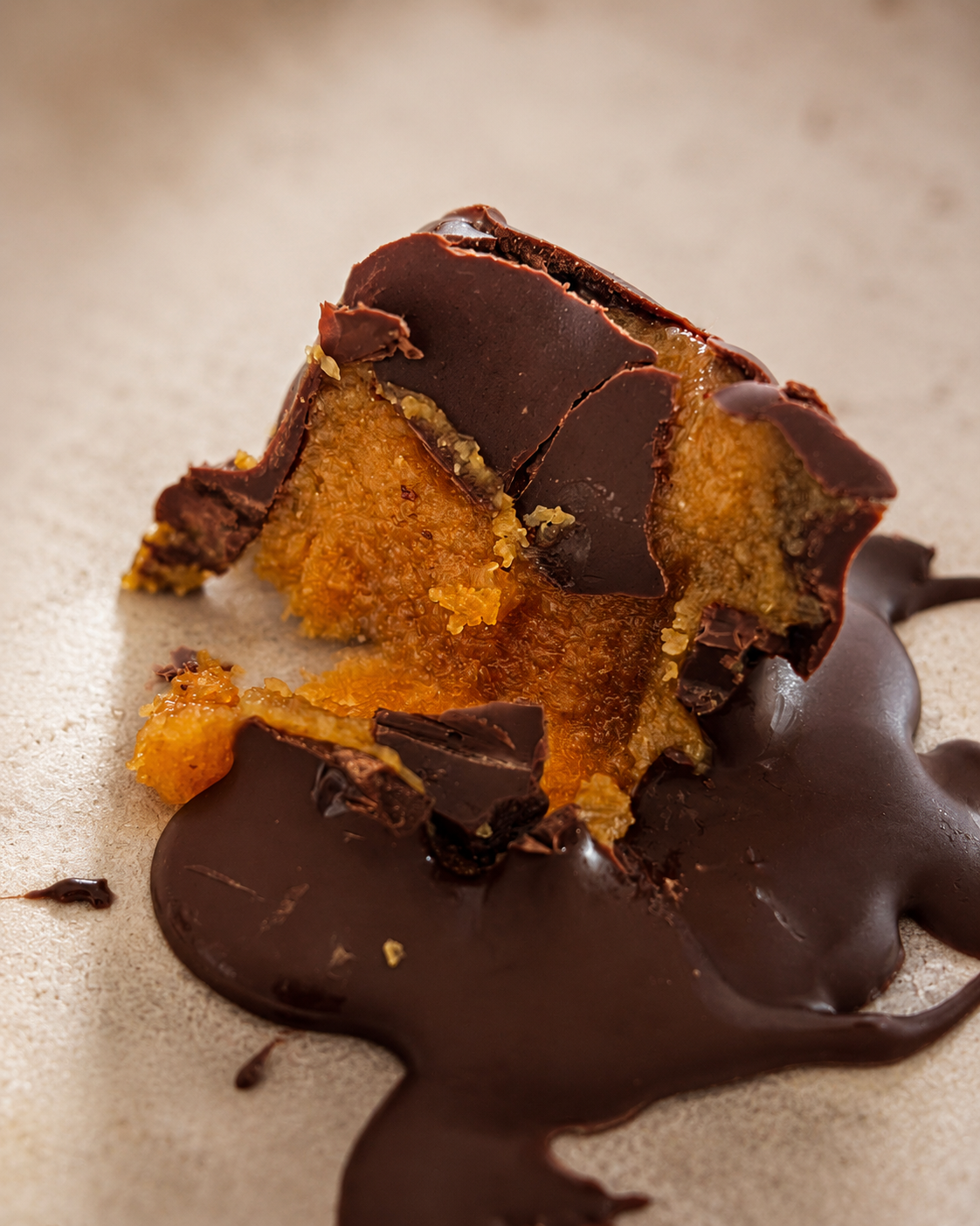 Torta mazapan bañada en chocolate sin azúcar