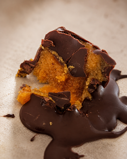 Torta mazapan bañada en chocolate sin azúcar